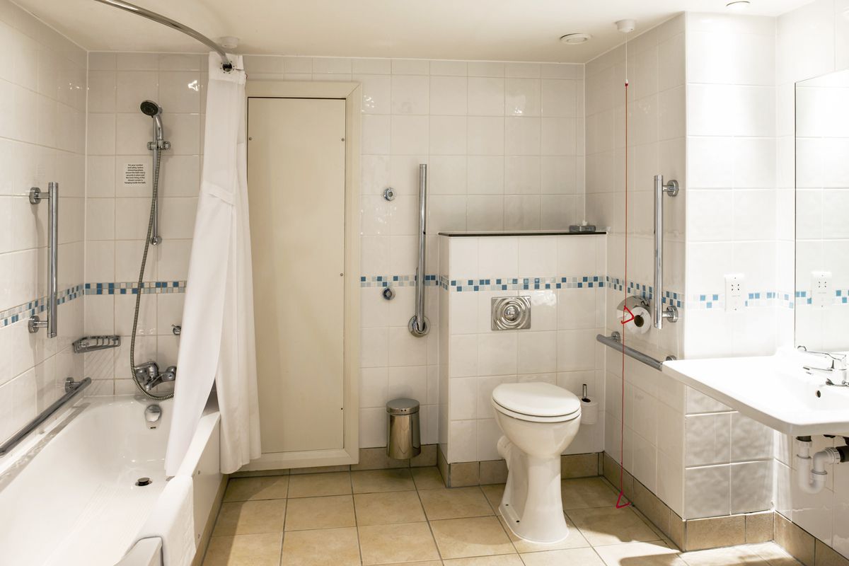 Holiday Inn Norwich accessible bathroom.